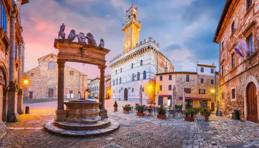 Piazza del Popolo a Montepulciano, con il pozzo dei leoni e il Palazzo Comunale. Questo borgo è famoso per il suo vino Nobile, ma anche per la sua bellezza rinascimentale.