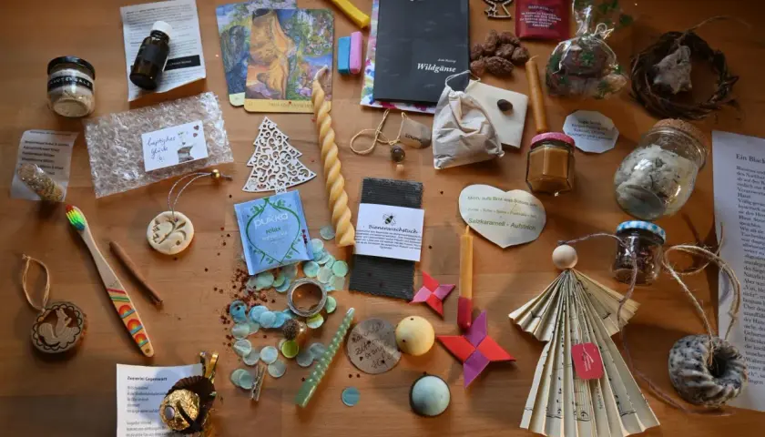 Selbstgemachte Adventskalender-Ideen für Frauen: Tee, Kerzen, Kräuter, Aufstriche und kleine Überraschungen.