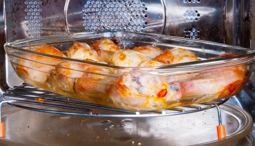 Jak podgrzać kurczaka w mikrofali bez wysuszenia? Sprawdzone sposoby