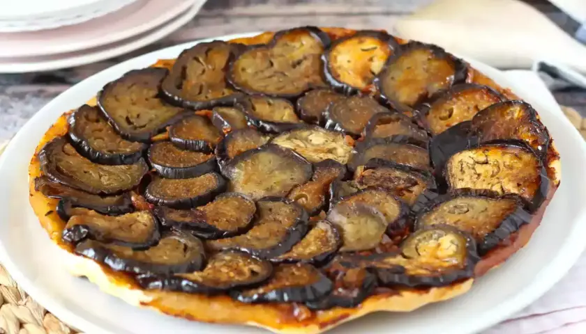 En härlig paj med karamelliserad, stekt aubergine som täcker hela ytan. Perfekt för en vegetarisk middag.