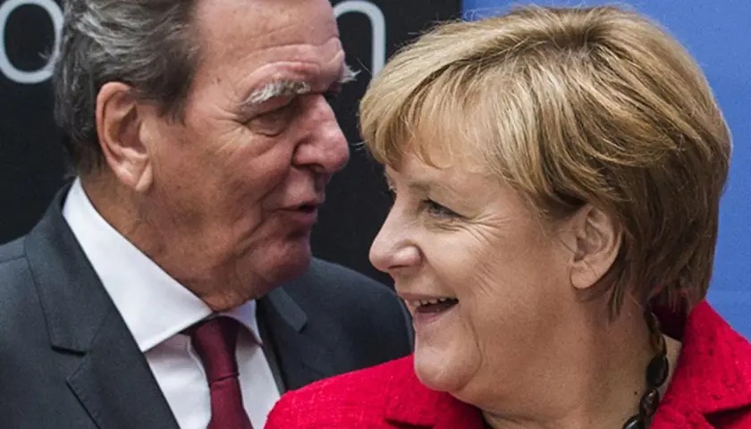 Gerhard Schröder und Angela Merkel im Gespräch. Vielleicht diskutieren sie über die **Pension** des ehemaligen **Bundeskanzlers**.