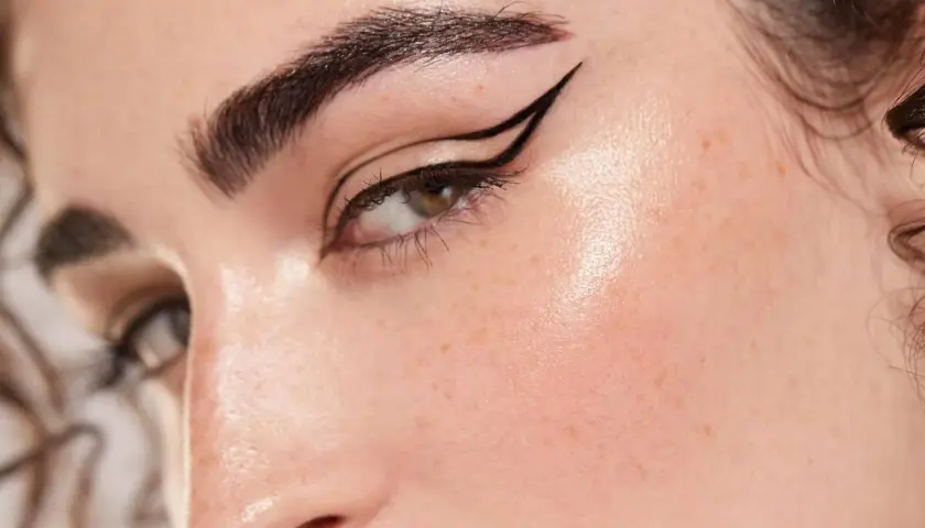Ojo con delineado cat eye perfecto, cejas definidas y piel luminosa. Un look de maquillaje aesthetic que resalta la belleza natural.