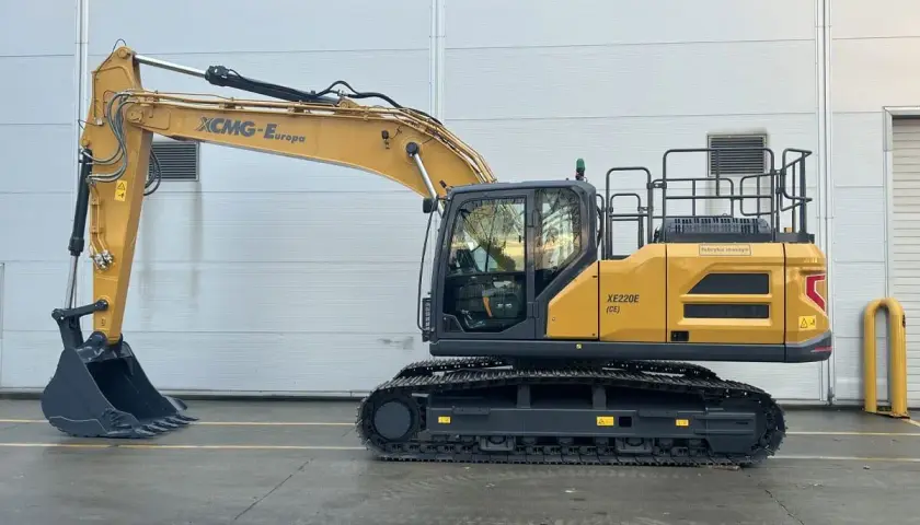 Żółta koparka gąsienicowa XCMG XE220E, gotowa do pracy na budowie. Idealna do ciężkich prac ziemnych, jak te oferowane na otomoto.
