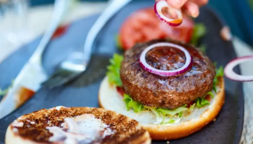 Perfekcyjne burgery domowe: przepis krok po kroku