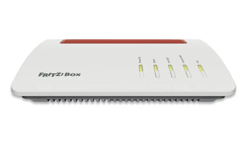 Weiße FRITZ!Box 7590 AX mit roten Lüftungsschlitzen und leuchtenden Status-LEDs für Power/DSL, WLAN, Fon/DECT, Connect/WPS und Info.