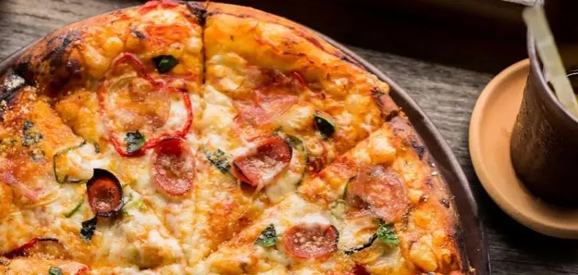 Ile kalorii ma pizza 40 cm? Zaskakujące różnice w kaloryczności