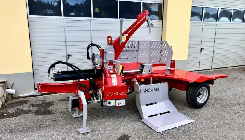 Roter Holzspalter mit Seilwinde, Kran und Auswurf. Ideal für die effiziente Holzverarbeitung.