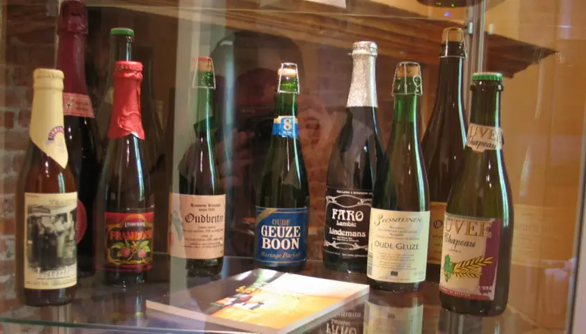 Collection de bouteilles de lambic, dont Oude Geuze Boon et Faro Lindemans. Une dégustation de lambic ?