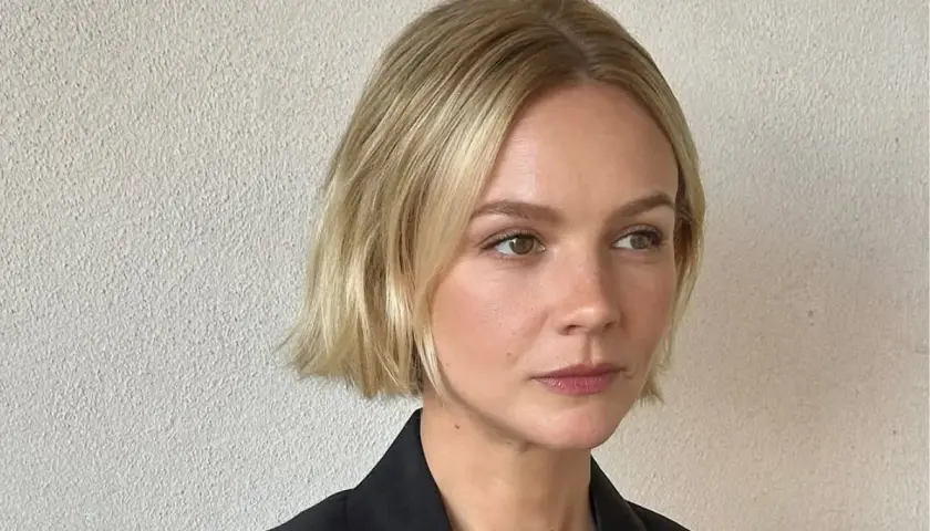 Krótkie, blond włosy w stylu bob, idealnie podkreślające rysy twarzy. To jedna z modnych fryzur bob, która zawsze wygląda stylowo.
