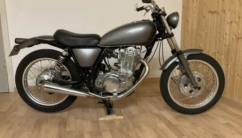 Moto clásica gris lista para aprender como lavar una moto.