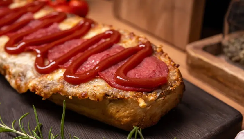 Idealna zapiekanka z salami: Prosty przepis na domowy hit