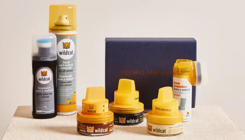 Kit de limpieza para zapatos de piel con manchas: limpiador, renovador y cremas para pulir de la marca Wildcat.
