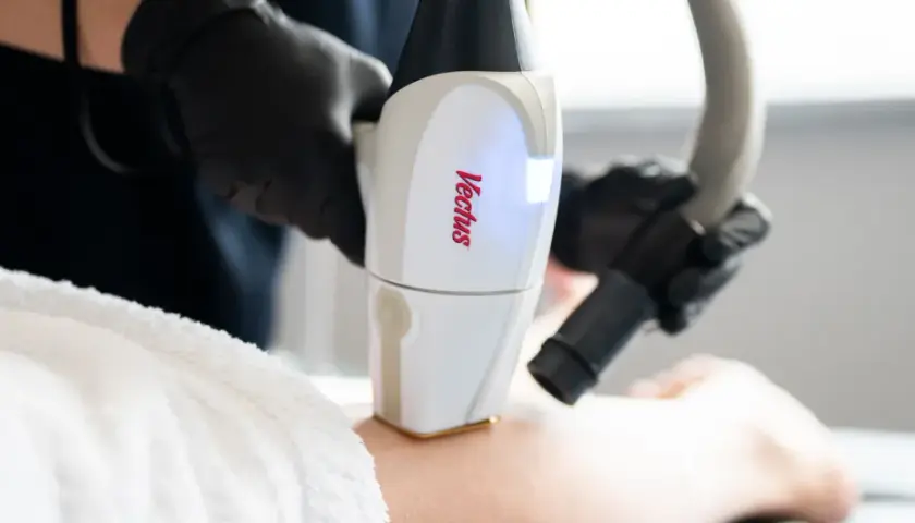 Depilacja laserowa: czy boli? Prawda o bólu i jak go uniknąć