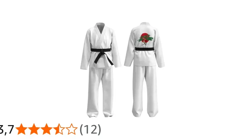 Białe kimono dla dzieci z czarnym pasem i ozdobnym haftem drzewa na tle czerwonego słońca na plecach.
