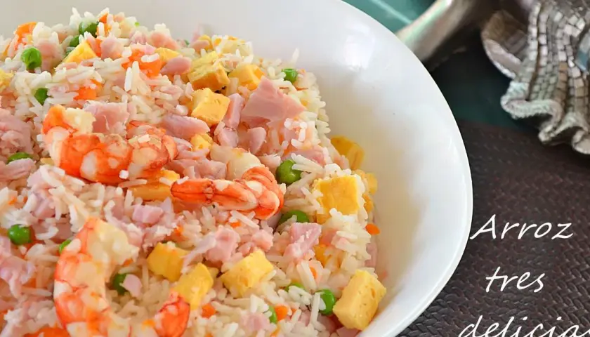 Receta fácil de arroz tres delicias con gambas que sorprende