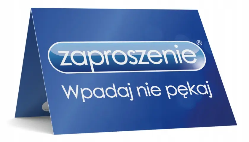 Niebieska kartka z napisem "Zaproszenie" i "Wpadaj nie pękaj".