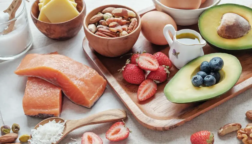 Łosoś, awokado, jajka, orzechy, jagody i truskawki – składniki diety low carb co to jest? Zdrowa żywność.