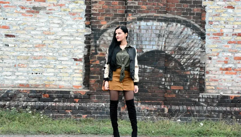 Stylizacje z musztardową spódnicą: Odkryj modne połączenia na każdą okazję