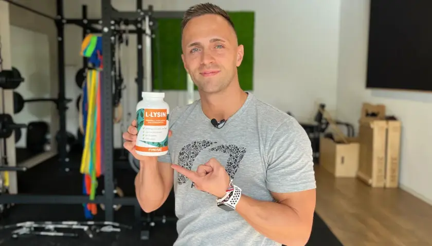 Mann zeigt auf L-Lysin-Dose, die 2000 mg L-Lysin-HCl pro Tag enthält. Ideal für Sportler, die wissen wollen, wieviel Lysin am Tag.