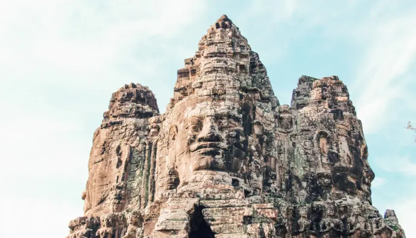 Kamodża co zobaczyć: monumentalna kamienna twarz na bramie świątyni Bayon w Angkor.