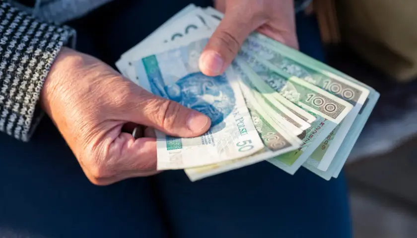 Czy muszę przejść z renty na emeryturę? Poznaj ważne konsekwencje