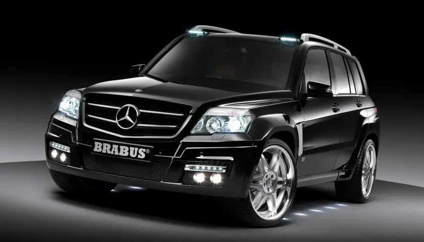 Svart Mercedes GLK 220 med Brabus-styling. Kanske ett problem med extraljusen på taket?