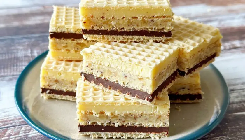 Stary przepis na wafle z kremem czekoladowym i orzechami. Pyszne, domowe ciasto.