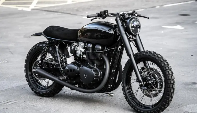 Elegante moto negra customizada, lista para la aventura. Su diseño evoca la búsqueda de la equivalencia neumáticos moto perfecta para cualquier terreno.
