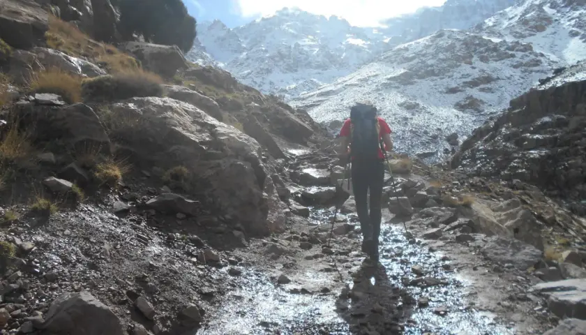 Senderismo en el Toubkal, la dificultad se nota en el camino rocoso y mojado.