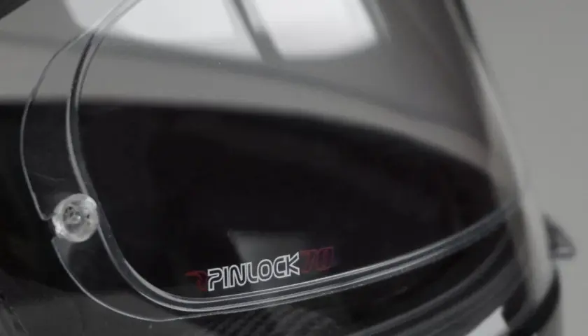 Visor de casco de moto con logo Pinlock 70. Ideal para evitar el empañamiento y mejorar la visibilidad en cualquier condición climática.