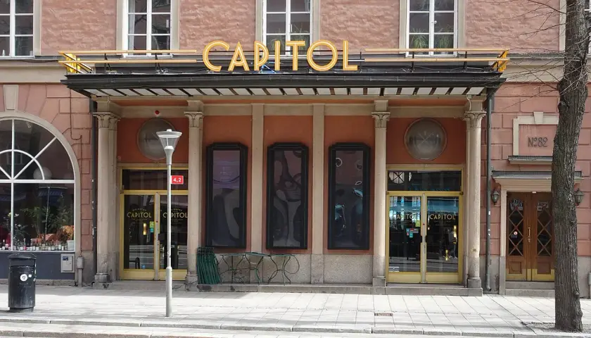 Capitol Stockholm, en klassisk fasad med neonskylt.