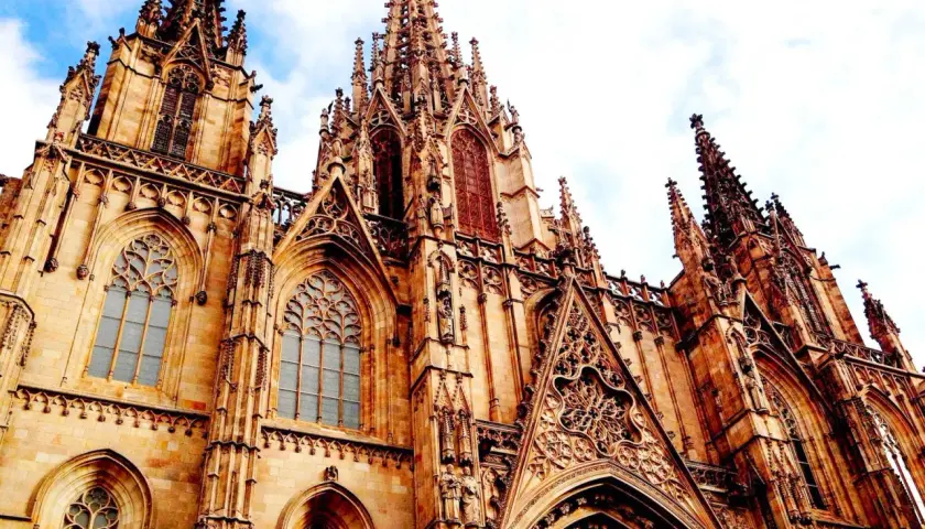 Katedra w Barcelonie, znana jako La Seu, zachwyca gotycką architekturą i strzelistymi wieżami.
