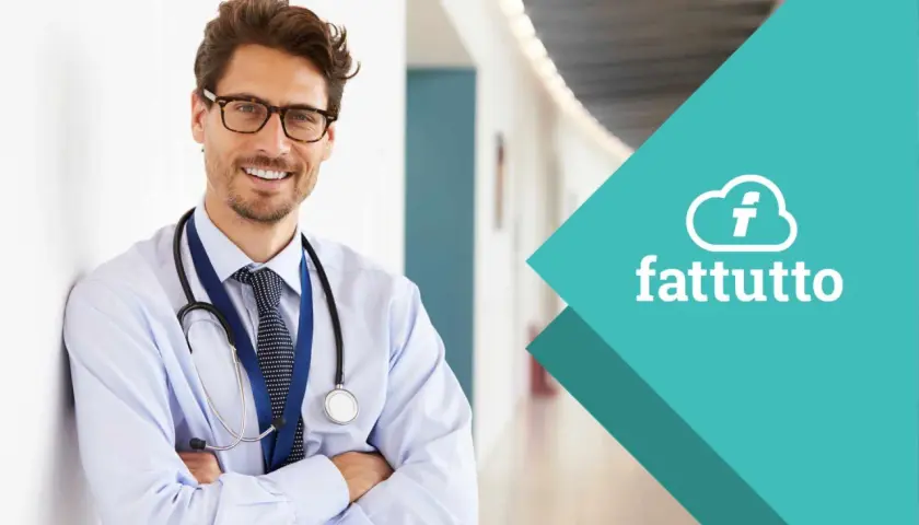 Medico sorridente con stetoscopio, pronto a emettere fattura o ricevuta. Il logo "fattutto" suggerisce la gestione semplificata delle pratiche.