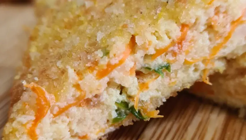 Cotolette di zucca in friggitrice ad aria, dorate e croccanti, con un ripieno morbido e colorato di carote e prezzemolo.