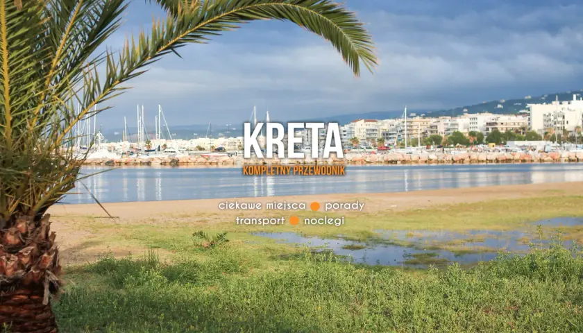 Port z palmą i żaglówkami. Kreta pogoda październik zachęca do zwiedzania ciekawych miejsc i planowania noclegów.