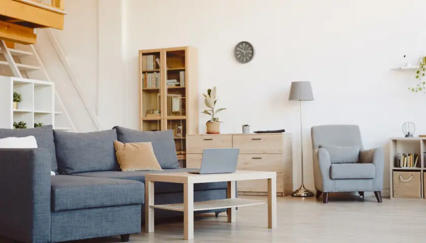 Fotel do szarej kanapy: Jak ożywić salon? Porady eksperta!