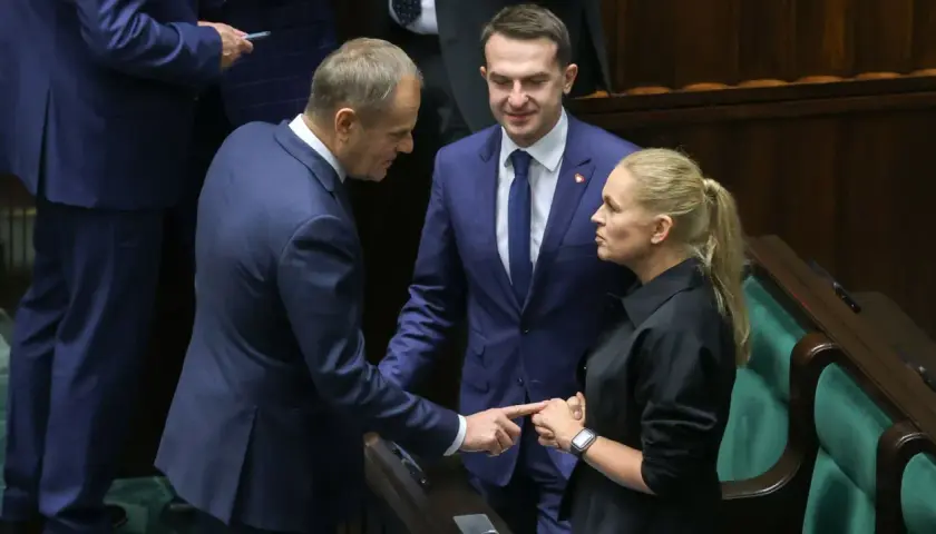 Donald Tusk i inni politycy Platformy Obywatelskiej dyskutują w Sejmie.