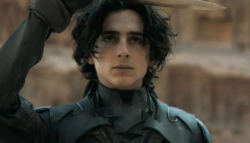 Paul Atreides, en av huvudrollerna i Dune, håller upp ett blad.