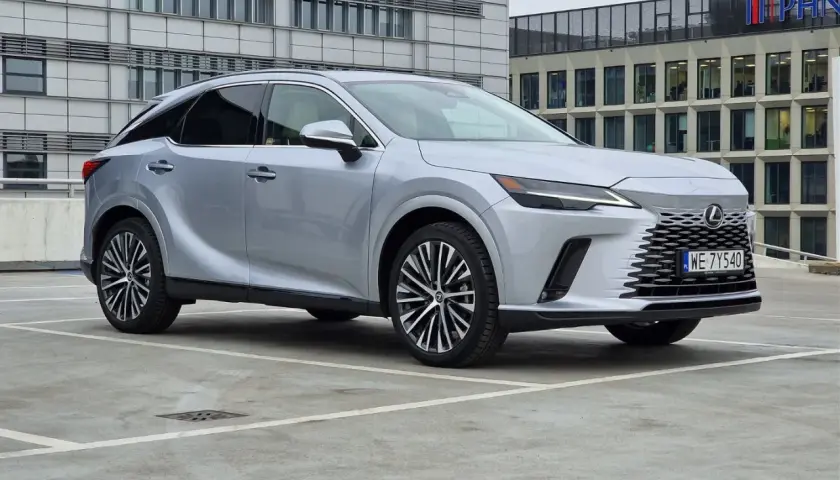 Srebrny Lexus 350 zaparkowany przed nowoczesnym budynkiem biurowym.