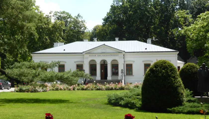 Muzeum Jana Kochanowskiego w Czarnolesie, otoczone zielenią i kwitnącymi różami, to jedna z głównych atrakcji tego miejsca.
