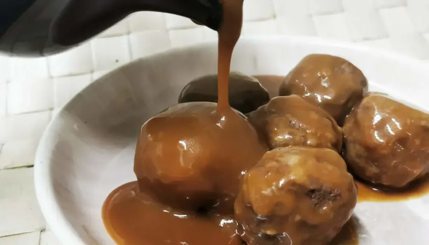 Albóndigas cubiertas con una rica salsa española, listas para ser disfrutadas.