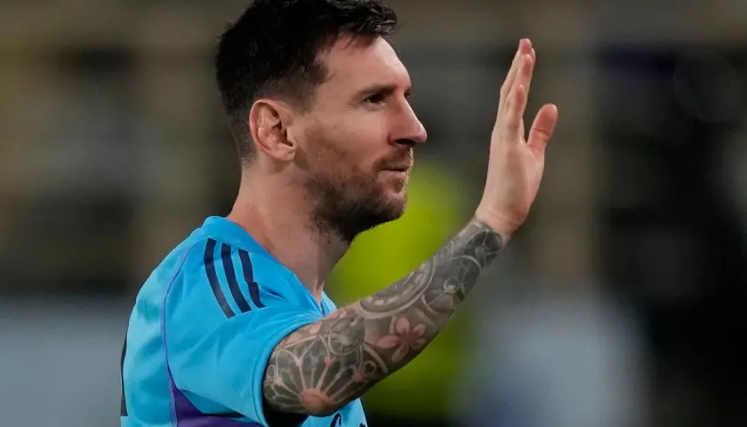 Messi w błękitnej koszulce pozdrawia kibiców. Zastanawiasz się, ile goli ma Messi?