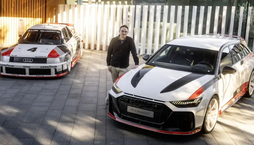 Mężczyzna stoi obok nowoczesnego Audi RS6 Avant GT, a w tle historyczny Audi Quattro.