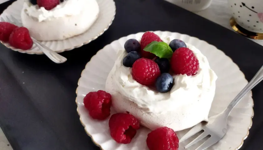 Pavlova z truskawkami – jak zrobić krok po kroku pyszny deser