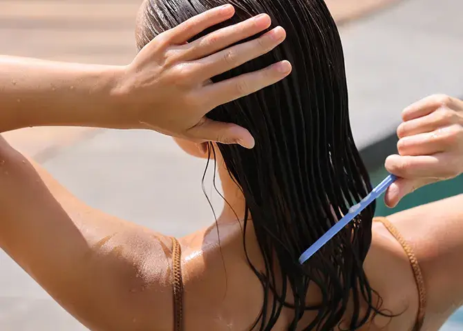Zdrowe włosy od nasady: Jak prawidłowo używać peeling do głowy?