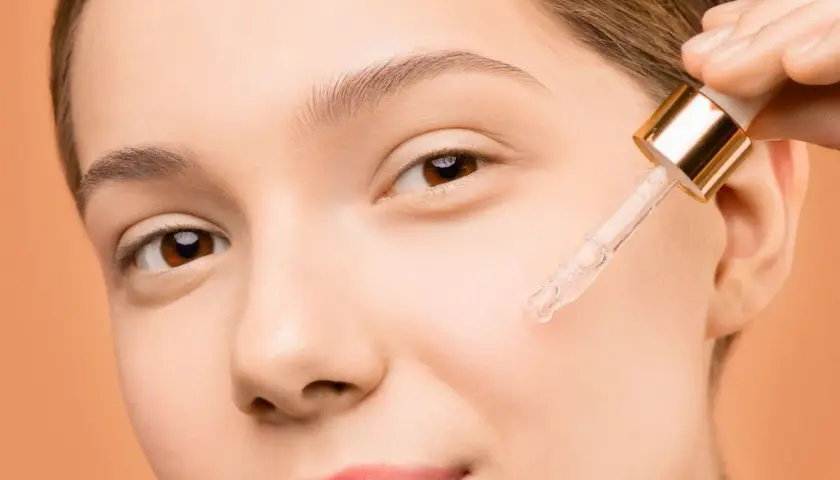 Una gota de el serum cuando se aplica, revitalizando la piel con un toque de frescura.