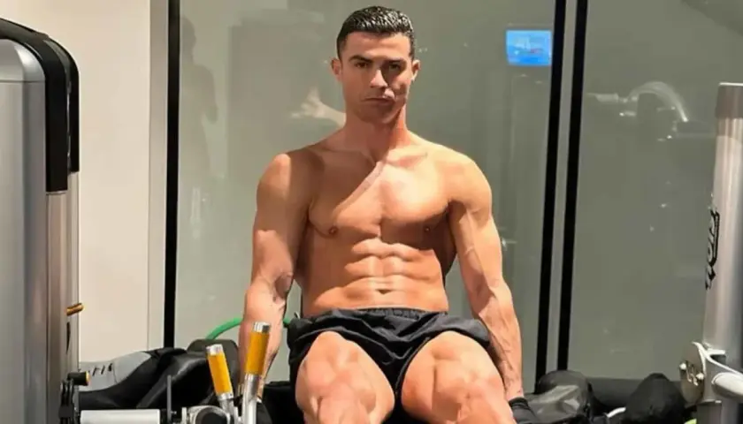 Cristiano Ronaldo na siłowni, ćwiczący na maszynach. Poznaj nazwy maszyn na siłowni, które pomagają mu osiągnąć taką formę.