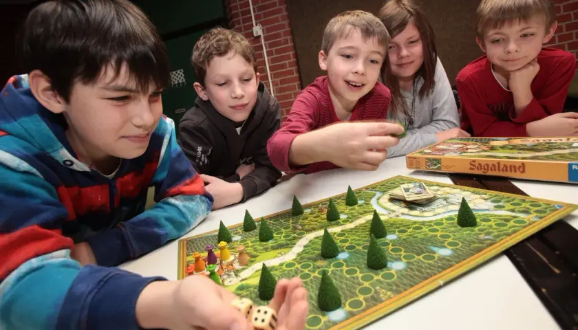 Kinder spielen Sagaland, ein klassisches Brettspiel, das die Fantasie anregt. Diese historischen brettspiele fördern strategisches Denken und gemeinsame Freude.
