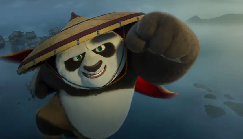 Po, med sin ikoniska hatt, flyger framåt med en knuten näve redo. En scen från rollistan i Kung Fu Panda 4.
