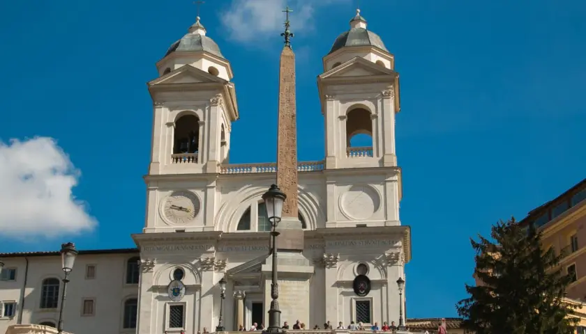 La chiesa di Trinità dei Monti domina la scalinata di Piazza di Spagna, con le sue due torri campanarie e l'obelisco al centro.